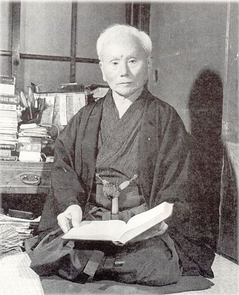Zitattafel von Gichin Funakoshi über Charakter und Respekt im Karate