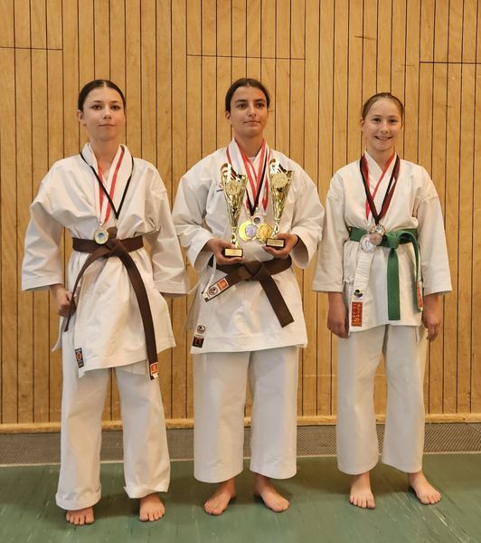 Siegerinnen mit Medaillen und Pokal